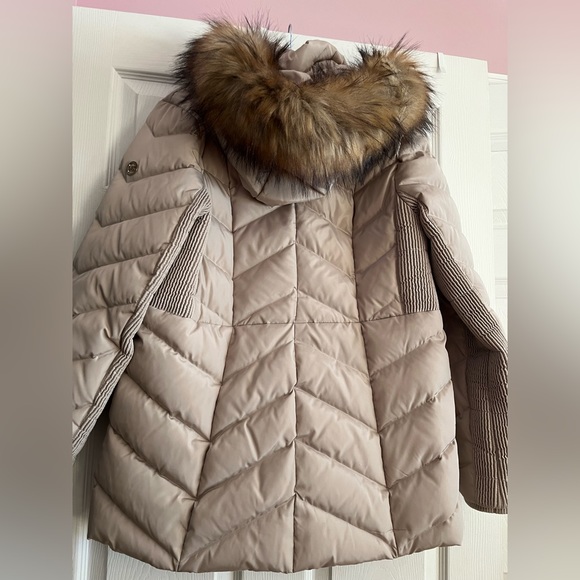 Michael Kor’s, Faux Fur Hooded, Cream Color Puffer Jacket, Warm Warm Outerwear - Picture 2 of 4